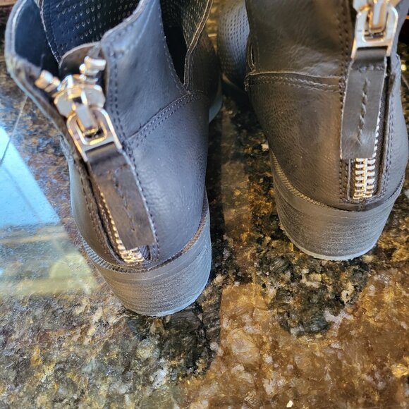 Blowout on Women's Steve Madden Booties/Ankle Boots Black Size 9 - Picture 3 of 3